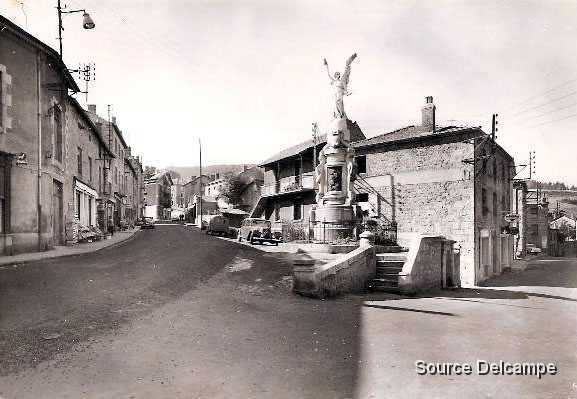 43 Dunieres Monument et Rue Principale.jpg